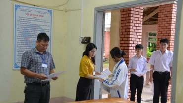 Thí sinh tại điểm thi Trường trung học phổ thông Pleiku làm thủ tục thi.