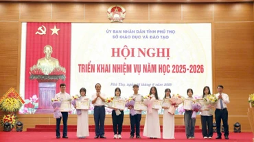 Lãnh đạo tỉnh Phú Thọ tặng bằng khen cho học sinh có thành tích xuất sắc trong Kỳ thi tốt nghiệp trung học phổ thông năm 2025. 