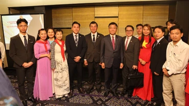 Phó Thủ tướng Lê Thành Long chụp ảnh cùng bà con kiều bào ở vùng Kansai, Nhật Bản. 