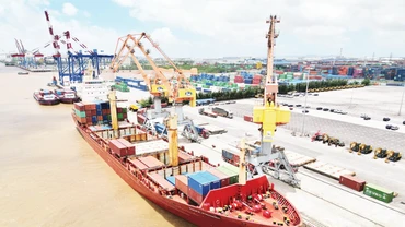 Bốc xếp hàng hóa tại cảng Hải Phòng. (Ảnh: TRẤN QUỐC)