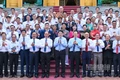 Chủ tịch nước Lương Cường với các nghệ nhân làng nghề tiêu biểu toàn quốc và các đại biểu tại buổi gặp mặt.