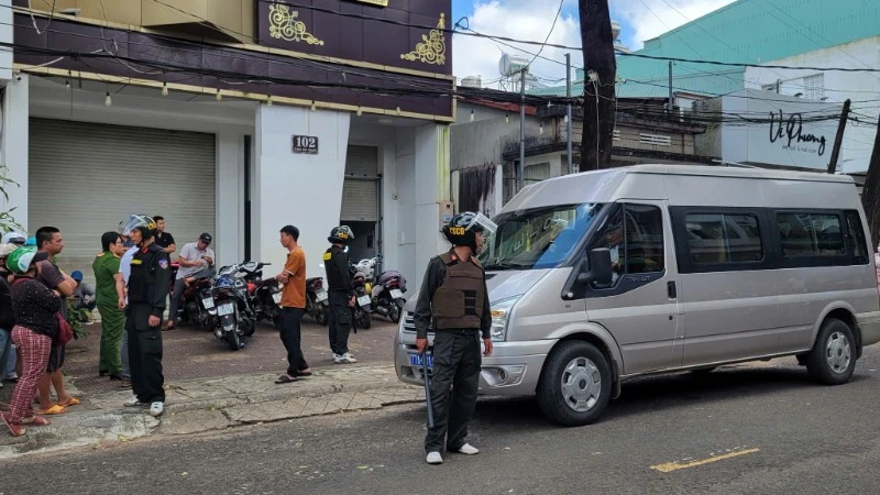 Lực lượng chức năng tiến hành truy quét tội phạm.