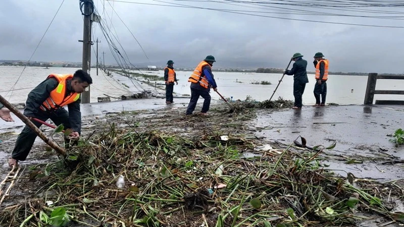 Ra quân dọn dẹp rác sau lũ.
