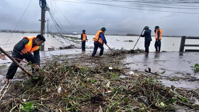 Ra quân dọn dẹp rác sau lũ.