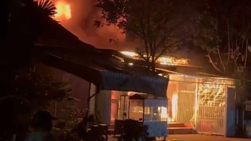 Hiện trường vụ cháy trong đêm. (Ảnh: HOÀNG VĂN)