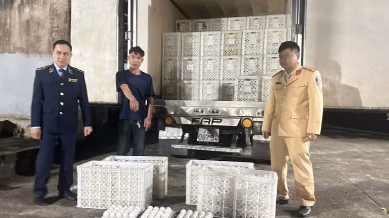 Ông Bùi Đức Thành cùng phương tiện và hàng hóa bị lực lượng Quản lý thị trường và Công an Quảng Ninh thu giữ.
