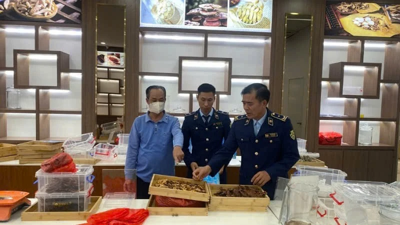 Lực lượng Quản lý thị trường Quảng Ninh kiểm tra cơ sở kinh doanh của ông Trần Hữu Quyền ở phường Móng Cái 2.