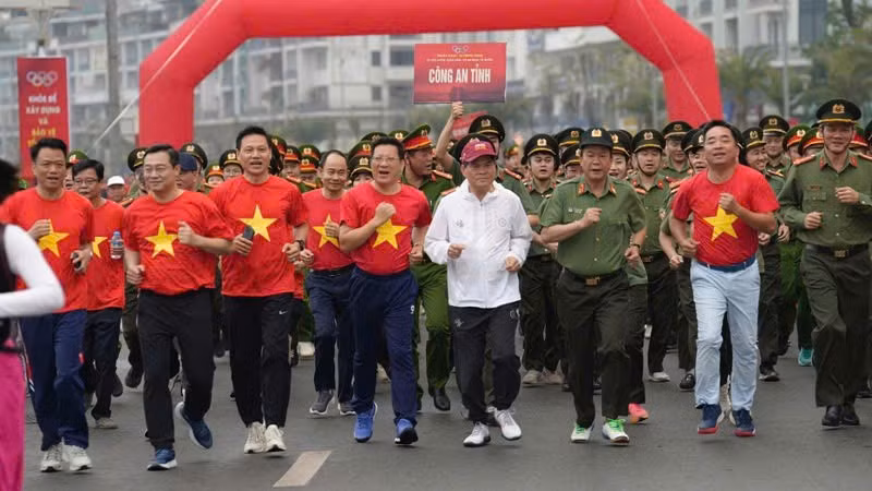 Các đại biểu tham gia Ngày chạy Olympic “Vì sức khỏe toàn dân-Vì an ninh Tổ quốc”.