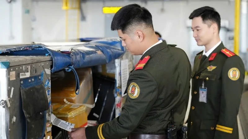 Lực lượng An ninh hàng không, Công an tỉnh Quảng Ninh thực hiện nhiệm vụ kiểm soát an ninh tại Cảng hàng không quốc tế Vân Đồn. (Ảnh: Công an Quảng Ninh)