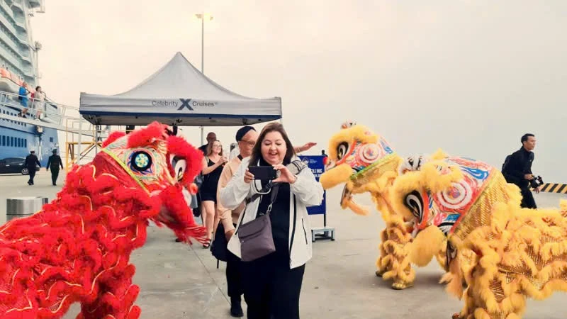 Du khách tàu biển quốc tế đến "xông đất" Hạ Long trong ngày 1/1/2026.