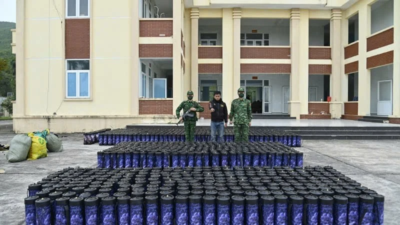 Đối tượng Đạt cùng tang vật.