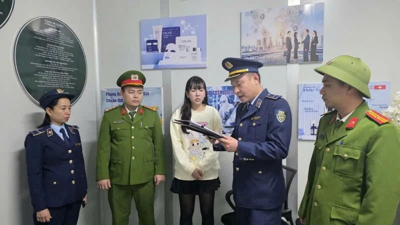 Lực lượng Công an và Quản lý thị trường tiến hành kiểm tra tại xưởng sản xuất mỹ phẩm giả do Vũ Thị Thu Hà cầm đầu.