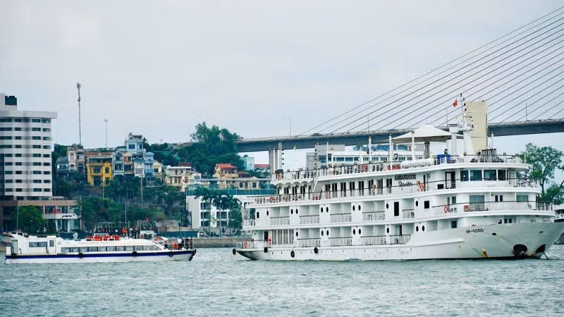 Tàu Ambassador Signature đưa khách tham quan theo hành trình Vịnh Hạ Long 6 - Vịnh Lan Hạ.