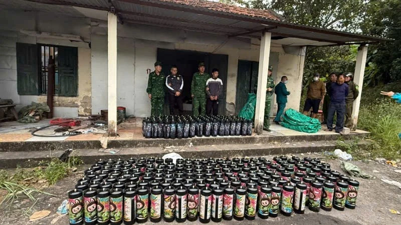 Các đối tượng cùng tang vật bị Bộ đội Biên phòng Quảng Ninh bắt giữ.