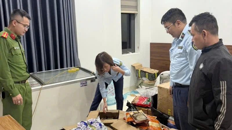 Lực lượng chức năng kiểm tra Hộ kinh doanh A Triệu đồ nướng Trung Quốc, E22, Green bay Village, phường Bãi Cháy.