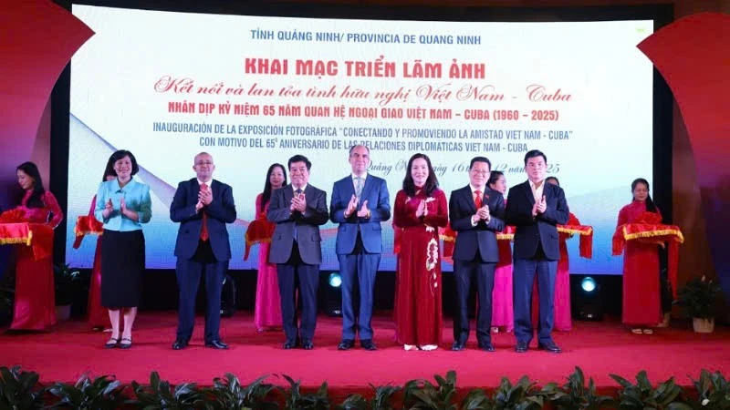 Các đại biểu cắt băng khai mạc triển lãm ảnh "Kết nối và lan tỏa tình hữu nghị Việt Nam-Cuba".
