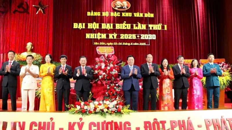 Đồng chí Nguyễn Xuân Thắng tặng hoa chúc mừng Đại hội.