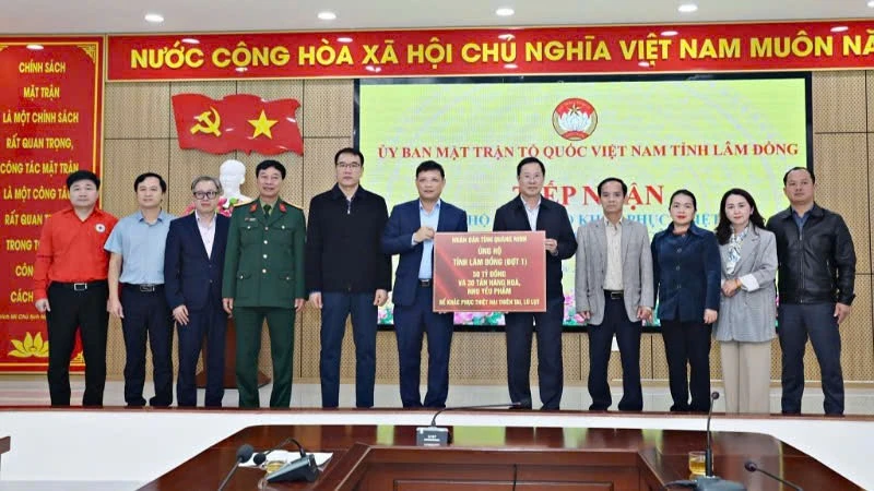Tỉnh Quảng Ninh trao kinh phí, nhu yếu phẩm ủng hộ tỉnh Lâm Đồng.