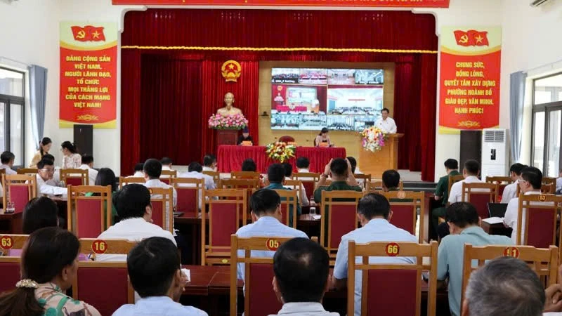 Quang cảnh buổi tiếp xúc cử tri tại phường Hoành Bồ, Quảng Ninh.