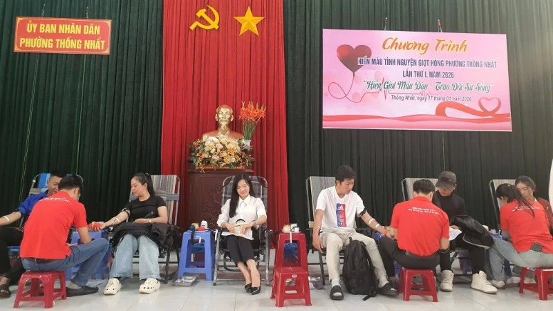 Cán bộ, công chức và nhân dân phường Thống Nhất tham gia hiến máu tình nguyện "Giọt hồng Thống Nhất". 