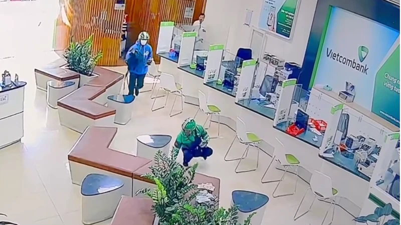 Hai đối tượng mặc trang phục xe ôm công nghệ cướp ngân hàng được trích xuất từ camera an ninh.