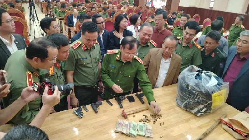 Lực lượng công an công bố tang vật thu giữ được của vụ án.