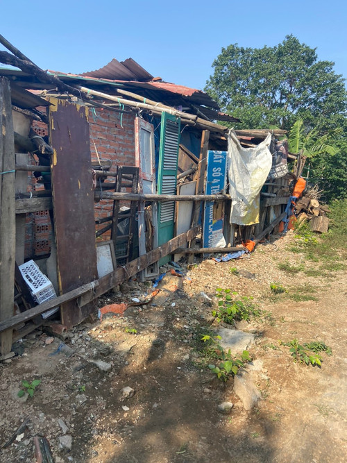 Trước khi ra quân giải tỏa, khu vực bờ vở sông Hồng bị một số hộ dân lấn chiếm, dựng lều lán làm nơi cho thuê trọ. Trước khi ra quân giải tỏa, khu vực bờ vở sông Hồng bị một số hộ dân lấn chiếm, dựng lều lán làm nơi cho thuê trọ.