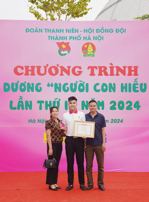 Chử Tuấn Ninh cùng bố mẹ tại lễ tuyên dương Người con hiếu thảo năm 2024 của thành phố Hà Nội.
