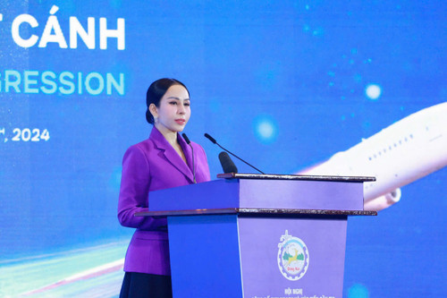 Bà Lê Nữ Thùy Dương, Phó Chủ tịch Tập đoàn KN Holdings phát biểu ý kiến tại hội nghị.