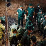 Ban Chỉ đạo 515 Quân khu 7 tại khu vực tìm kiếm, cất bốc hài cốt liệt sĩ. (Ảnh: Lê Trầm)