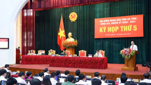 Đồng chí Nguyễn Hồng Lĩnh, Phó Bí thư Thường trực Tỉnh ủy, Chủ tịch Hội đồng nhân dân tỉnh Hà Tĩnh phát biểu bế mạc kỳ họp.
