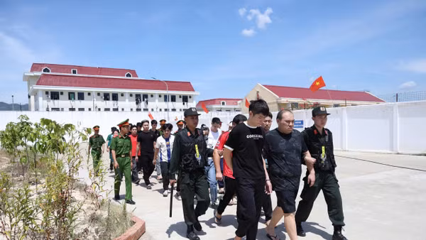 Các đối tượng trong đường dây phạm tội được dẫn giải về trại tạm giam.