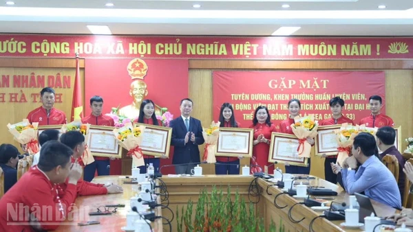 Các đồng chí lãnh đạo tỉnh Hà Tĩnh tặng bằng khen của Ủy ban nhân dân tỉnh cho các huấn luyện viên, vận động viên đạt thành tích cao tại SEA Games 33.