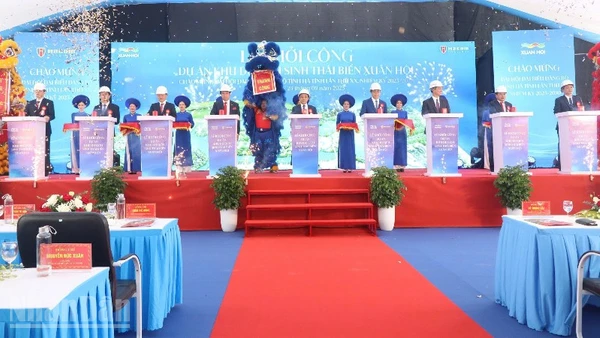 Đại diện lãnh đạo tỉnh Hà Tĩnh và chủ đầu tư thực hiện nghi lễ khởi công dự án.