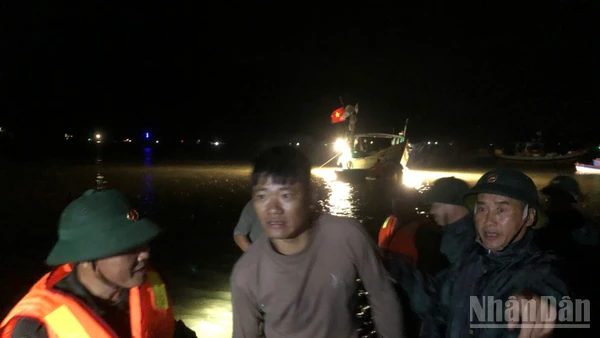 Toàn bộ 30 du khách và 4 thuyền viên được đưa vào bờ an toàn.