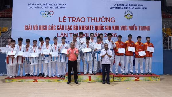 Đại diện Ban tổ chức trao thưởng cho các vận động viên thi đấu xuất sắc.