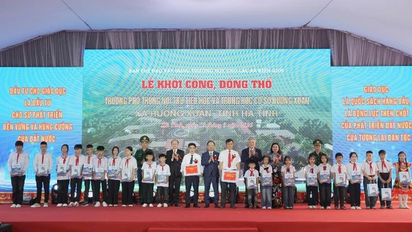 Đồng chí Nguyễn Hòa Bình cùng đại diện lãnh đạo các bộ, ngành và tỉnh Hà Tĩnh tặng quà giáo viên, học sinh trên địa bàn xã Hương Xuân.