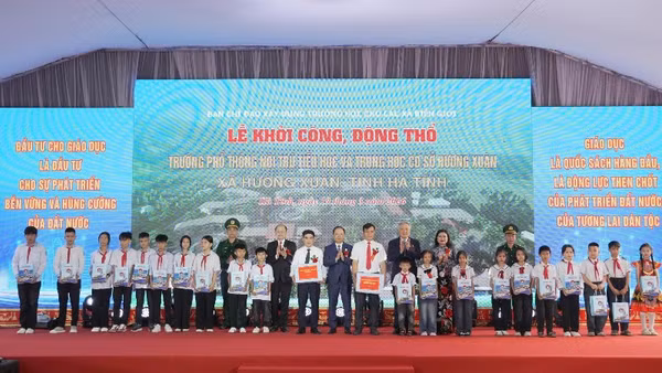 Đồng chí Nguyễn Hòa Bình cùng đại diện lãnh đạo các bộ, ngành và tỉnh Hà Tĩnh tặng quà giáo viên, học sinh trên địa bàn xã Hương Xuân.