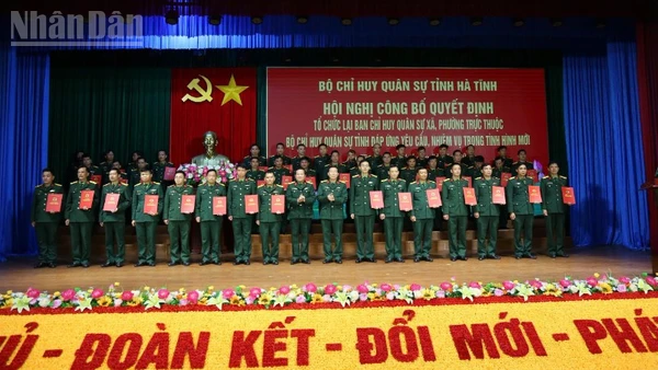 Các đồng chí đại diện lãnh đạo Quân khu IV, Bộ chỉ huy quân sự tỉnh Hà Tĩnh trao quyết định bổ nhiệm cho 69 Chỉ huy trưởng Ban chỉ huy quân sự xã, phường.