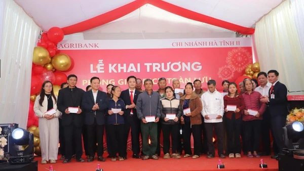 Đại diện lãnh đạo Agribank Hà Tĩnh II và cấp ủy, chính quyền địa phương trao quà cho các hộ gia đình chính sách trên địa bàn.