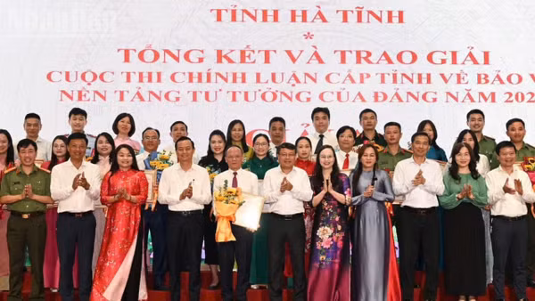 Các đồng chí đại diện lãnh đạo tỉnh trao giải cho các tác giả, nhóm tác giả đạt giải tại cuộc thi.