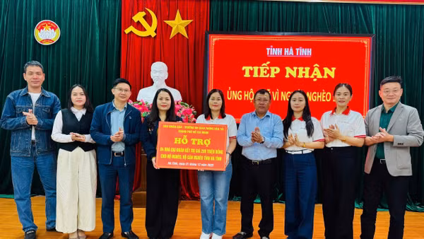 Các thành viên đoàn công tác trao quà hỗ trợ cho các gia đình khó khăn ở Hà Tĩnh.