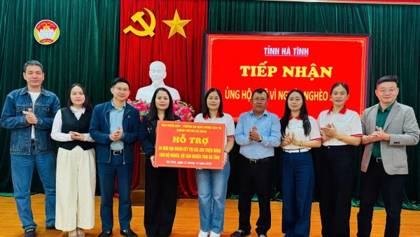 Các thành viên đoàn công tác trao quà hỗ trợ cho các gia đình khó khăn ở Hà Tĩnh.