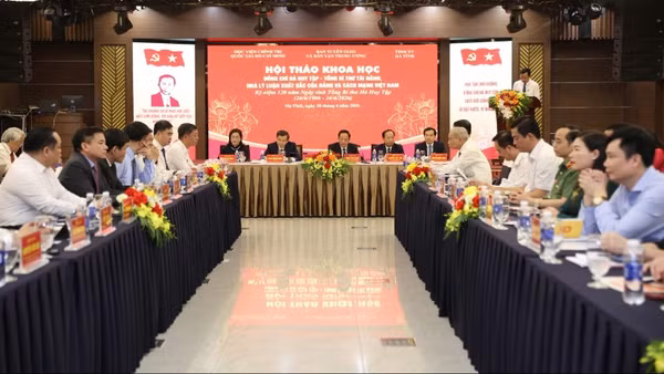 Các đồng chí Ủy viên Bộ Chính trị: Trịnh Văn Quyết, Đoàn Minh Huấn cùng đại diện lãnh đạo Học viện Chính trị Quốc gia Hồ Chí Minh, tỉnh Hà Tĩnh chủ trì hội thảo.
