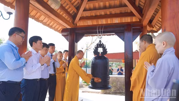 Lễ thỉnh chuông tại khu tưởng niệm.