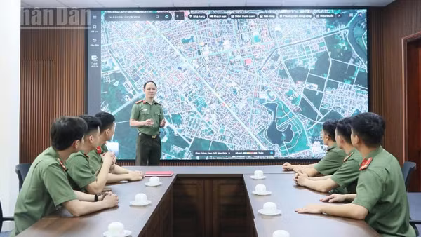 Mỗi dòng thông tin, mỗi tín hiệu tiếp nhận tại Trung tâm Thông tin chỉ huy Công an Hà Tĩnh đều được phân tích, sàng lọc, đánh giá đa chiều.