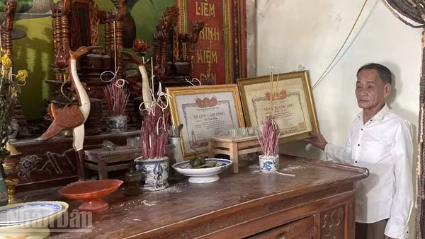 Ông Trần Trung, em trai 2 liệt sĩ Võ Tấn Thọ và Trần Sỹ Lực bên bàn thờ hai anh trai là liệt sĩ Võ Tấn Thọ và Trần Sỹ Lực.