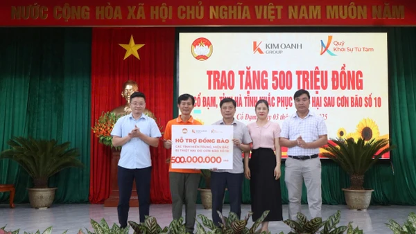 Đại diện Quỹ Khởi sự từ tâm và Văn phòng đại diện Báo Nhân Dân tại Hà Tĩnh trao tặng người dân xã Cổ Đạm 500 triệu đồng khắc phục hậu quả bão số 10.