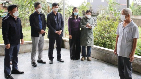 CDC Hà Tĩnh kiểm tra, giám sát dịch cúm gia cầm tại xã Cẩm Xuyên.