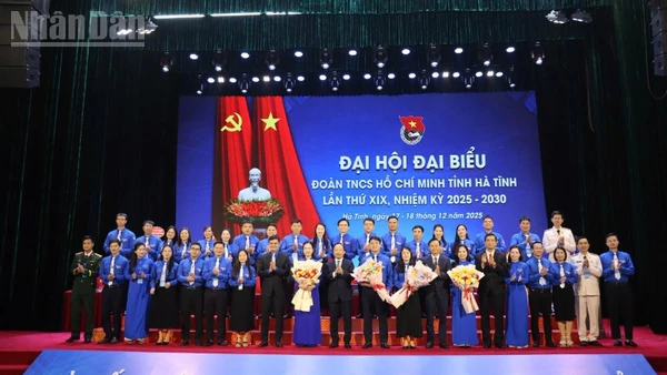 Các đồng chí lãnh đạo Trung ương Đoàn, tỉnh Hà Tĩnh tặng hoa chúc mừng Ban chấp hành Tỉnh đoàn khóa XIX.